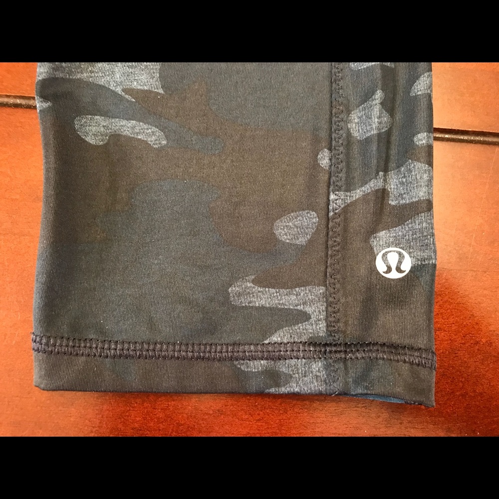 Lululemon Clip-in Crop- Oil Slick Blue Camo, Sz 10 - Picture 4 of 6